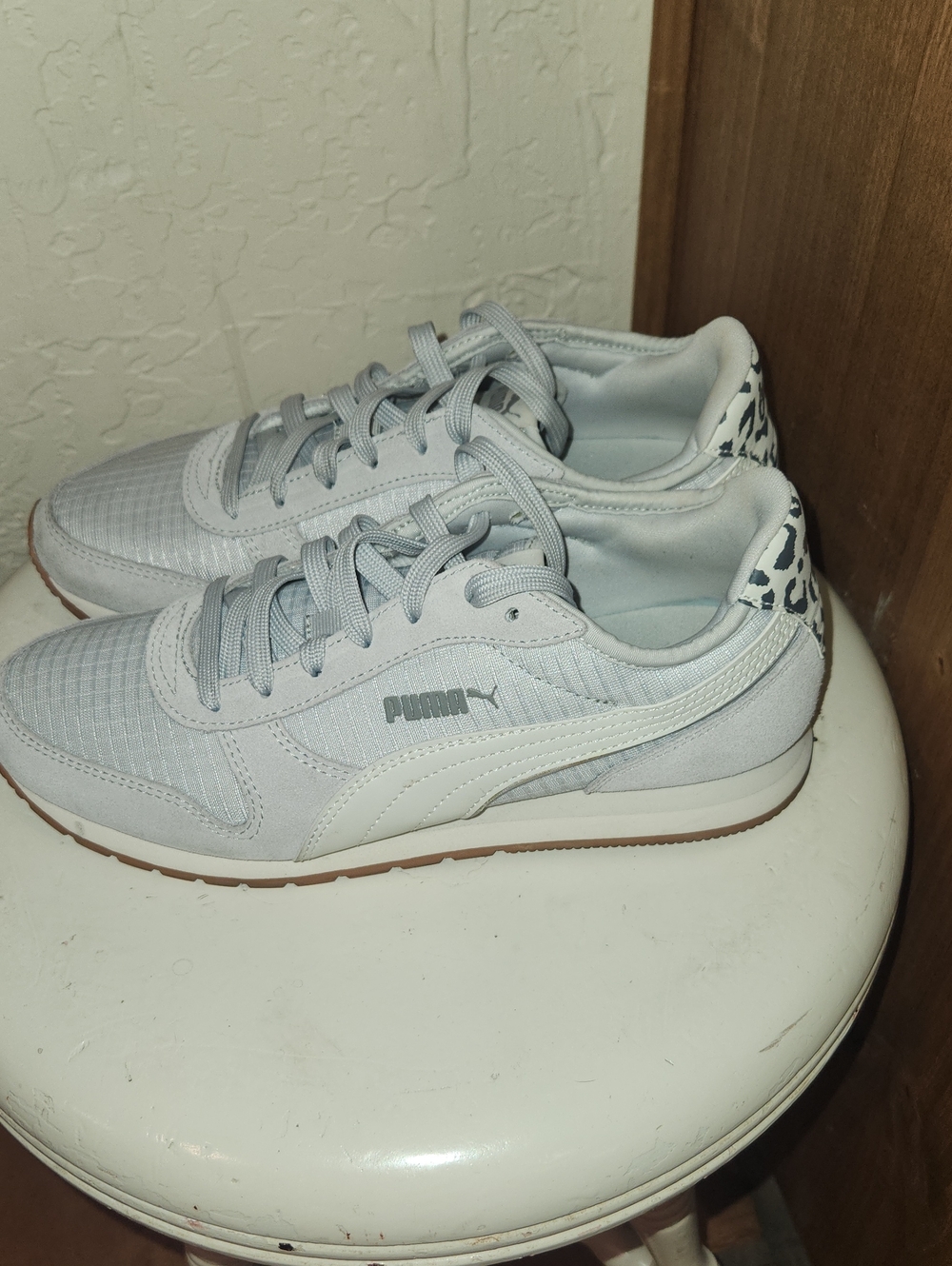 Ladies Size 8 Puma Sneakers